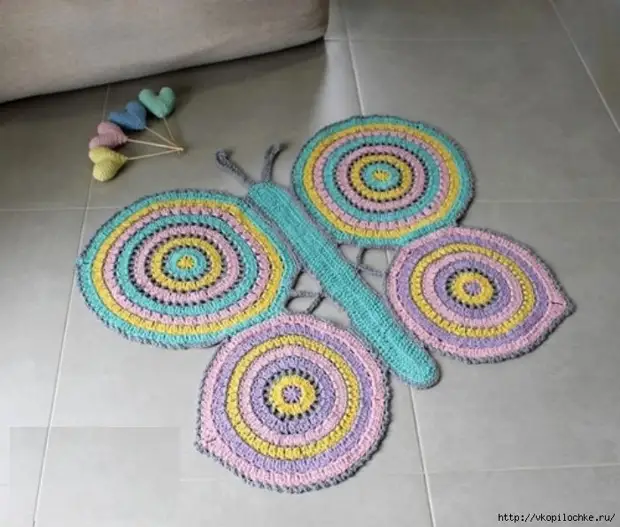 Rug crochet yang selesa dalam bentuk rama-rama