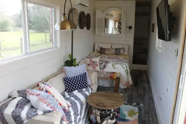 The man tried to surprise the beloved and turned the old container in a cozy house