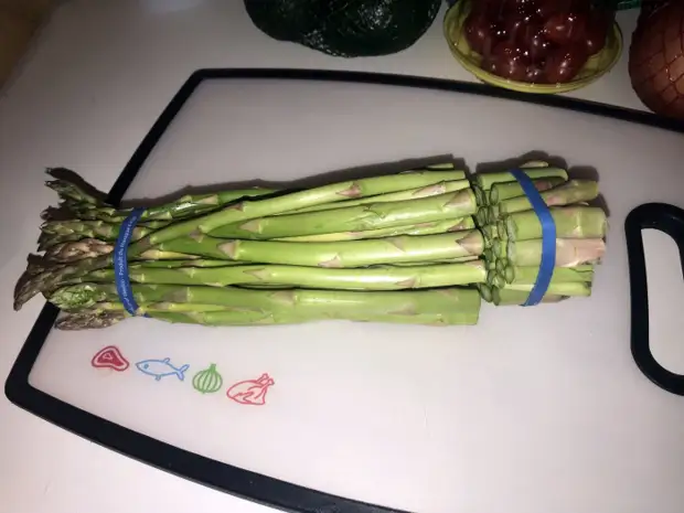 Slicing asparagus. | Yees duab: Reddit.
