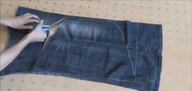 Se cortas correctamente os jeans, podes obter un gran accesorio