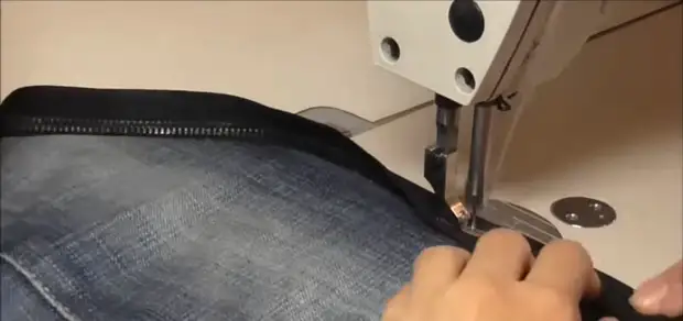 Si vous coupez correctement les jeans, vous pouvez obtenir un excellent accessoire