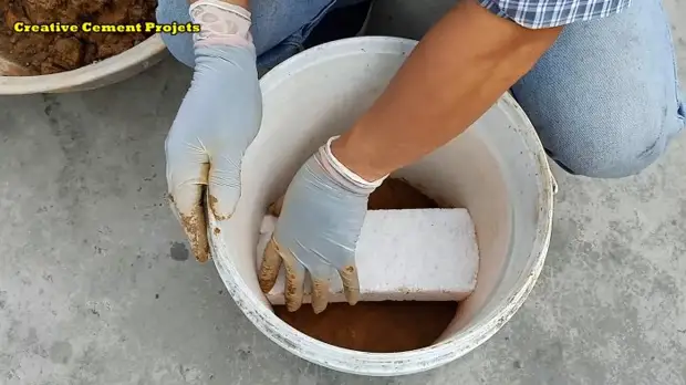 Jak z hlíny a cementu činí kompaktní kamna pro vaření