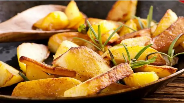 Заради вкусно запържете картофите, трябва да го надраскате предварително с вилица