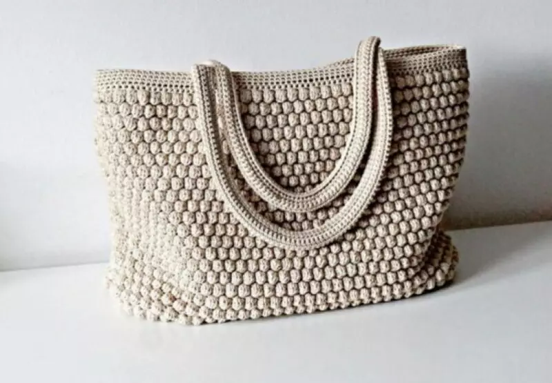 सुंदर crocheted ग्रीष्मकालीन बैग। सरल योजनाएं