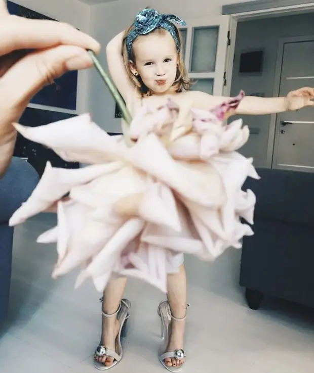 שמלה מפרחים וירקות: הנערה הפכה לכוכב של רשת חברתית