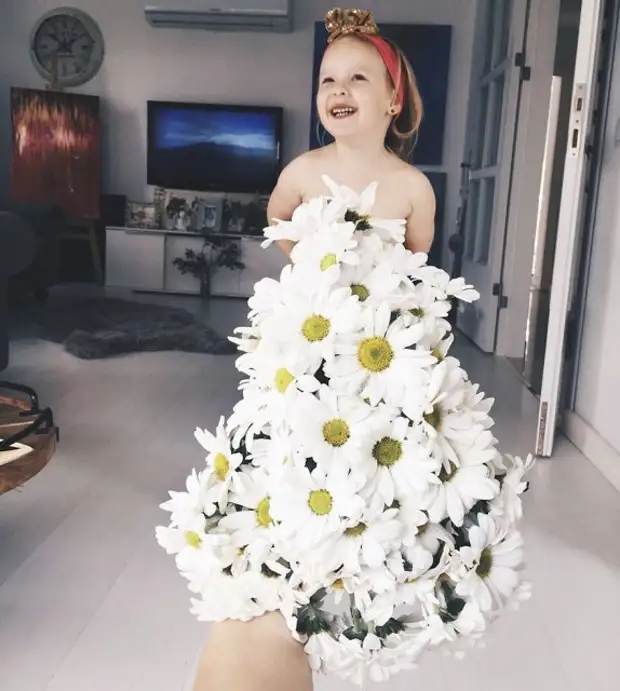 Kleid aus Blumen und Gemüse: Das Mädchen ist zu einem Stern des sozialen Netzwerks geworden