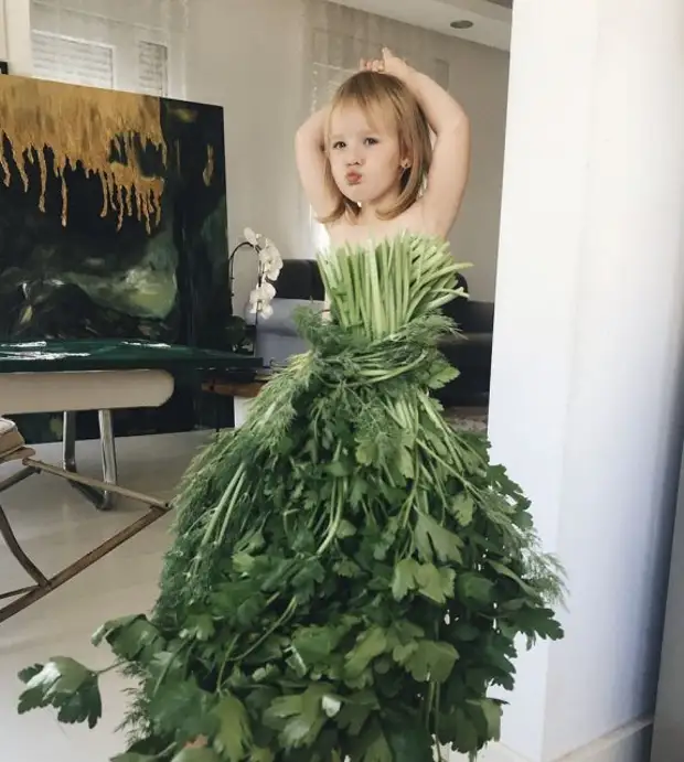 Berpakaian dari bunga dan sayur-sayuran: gadis itu telah menjadi bintang rangkaian sosial