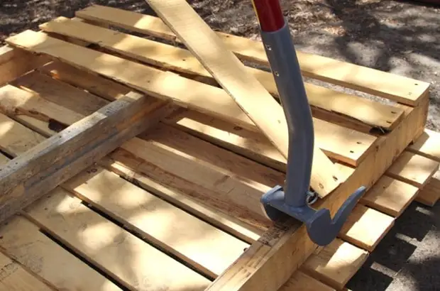 L'altération la plus simple du balcon des matériaux moulées