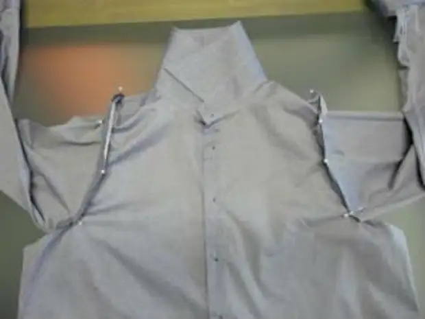 Cómo alterar la camisa de un hombre: ideas y clases magistrales.
