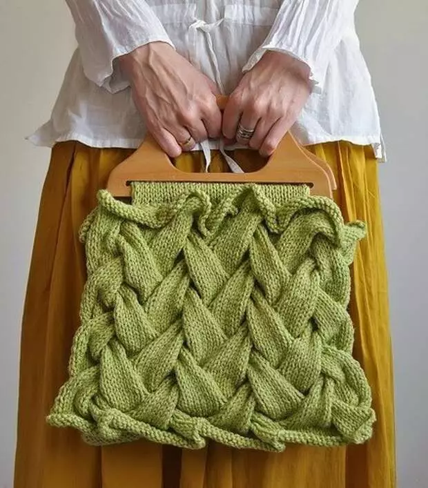 Originalgestrickter Tasche mit den eigenen Händen