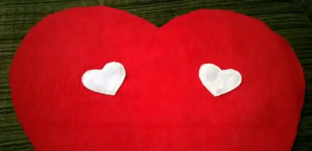 Urang ngutus bantal dina bentuk jantung: Kado pikeun dinten Valentine, hiasan imut