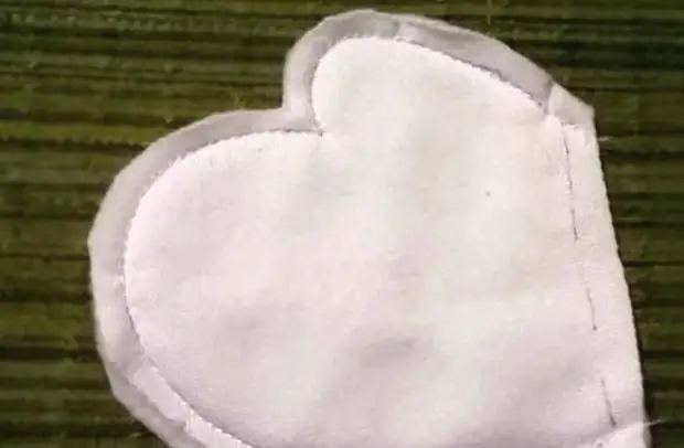 Semiamo cuscini sotto forma di un cuore: un regalo per San Valentino, carino arredamento lo fai da solo