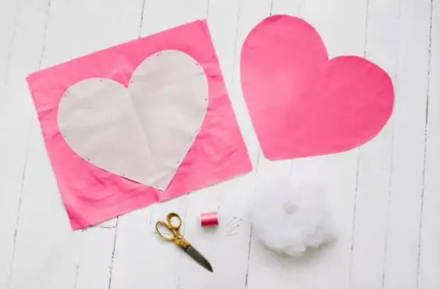 Semiamo cuscini sotto forma di un cuore: un regalo per San Valentino, carino arredamento lo fai da solo