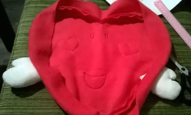 We jahit bantal kanthi bentuk jantung: hadiah kanggo dina valentine, dekorasi cute dhewe