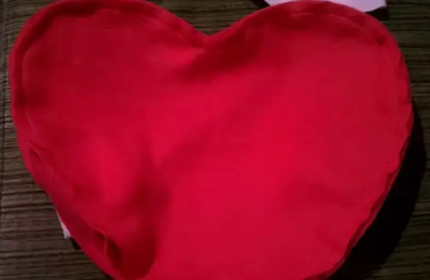 We jahit bantal kanthi bentuk jantung: hadiah kanggo dina valentine, dekorasi cute dhewe