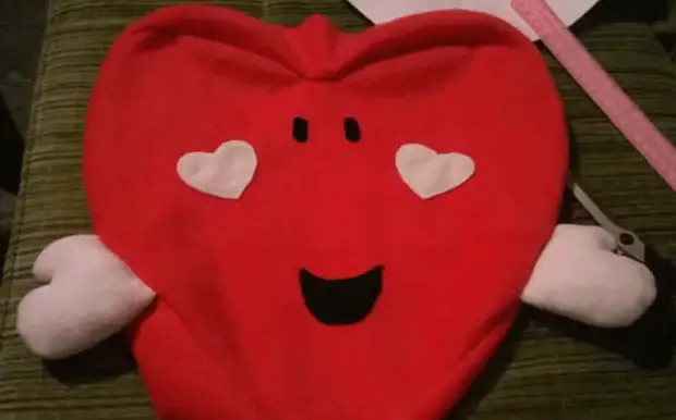 We jahit bantal kanthi bentuk jantung: hadiah kanggo dina valentine, dekorasi cute dhewe