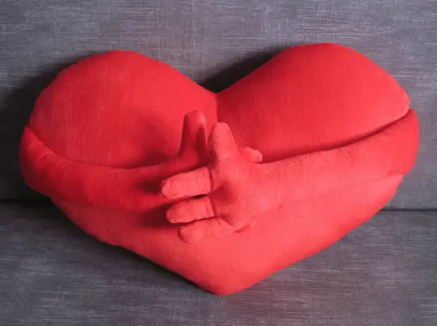 Kami menjahit bantal dalam bentuk hati: hadiah untuk Hari Valentine, dekorasi lucu melakukannya sendiri