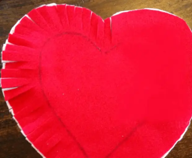 Urang ngutus bantal dina bentuk jantung: Kado pikeun dinten Valentine, hiasan imut