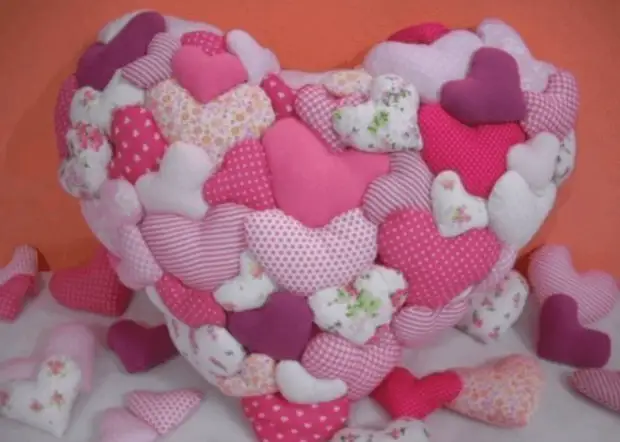 Semiamo cuscini sotto forma di un cuore: un regalo per San Valentino, carino arredamento lo fai da solo