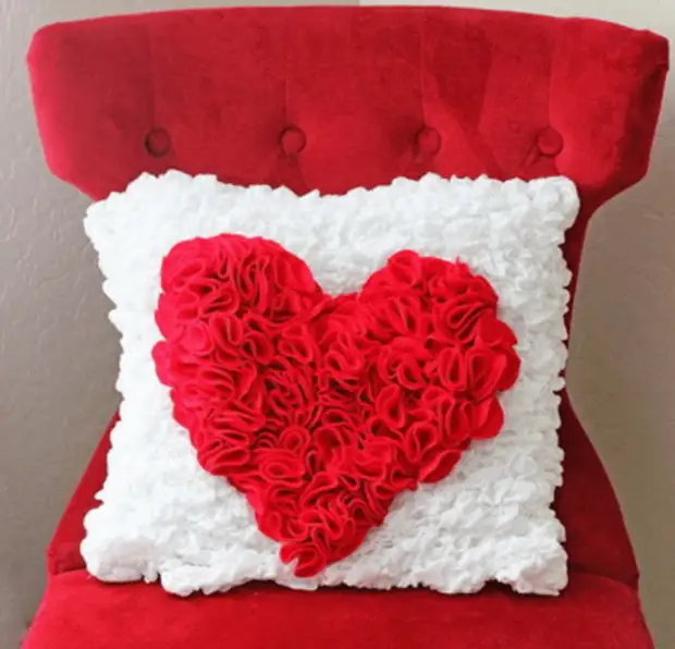 Cosemos almohadas en forma de corazón: un regalo para el día de San Valentín, una decoración linda, hágalo usted mismo.