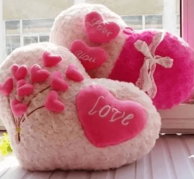 Semiamo cuscini sotto forma di un cuore: un regalo per San Valentino, carino arredamento lo fai da solo