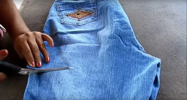 Vynikající a stylová věc, kterou můžete udělat ze starých džíny