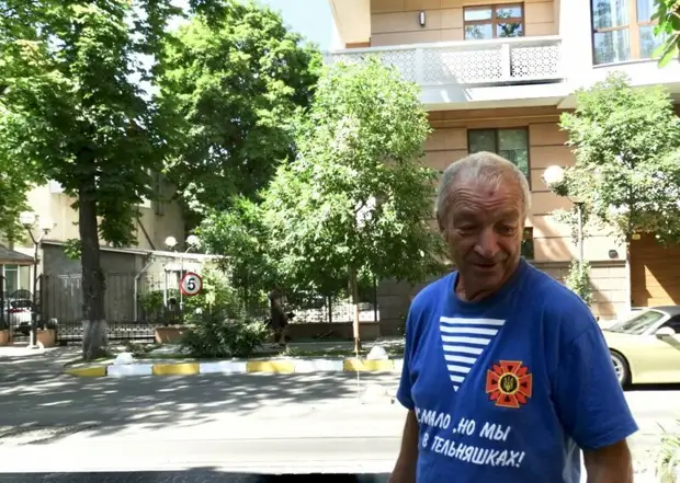 ใช้ตัวอย่าง: Odessa Pensioner หันลานของเขาไปยังอ็อบเจ็กต์ศิลปะอวกาศศิลปะในโลกภารโรงความคิดสร้างสรรค์ผู้คนโอเดสซาด้วยมือของตัวเอง