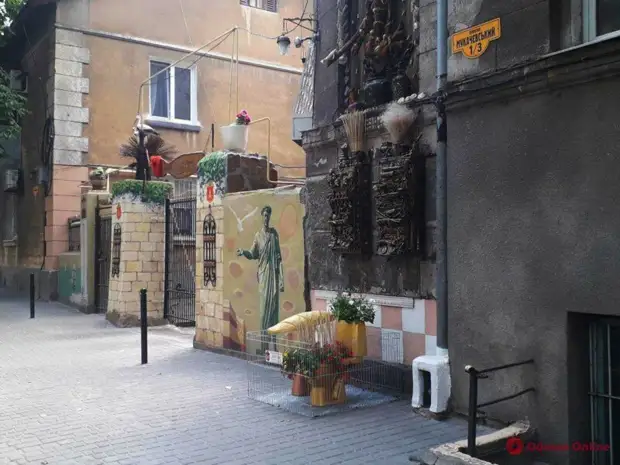 Take example: Odessa pensioner turned his courtyard to art space art object, in the world, janitor, creative, people, Odessa, with their own hands