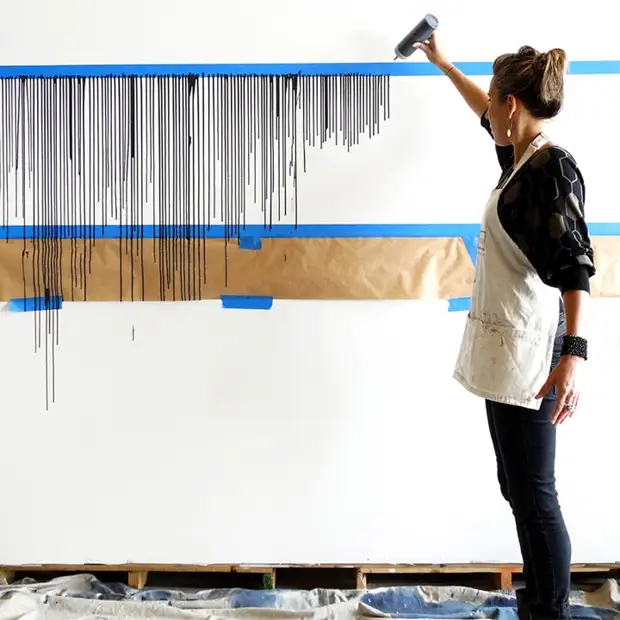 그 소녀는 벽에 스카치를 붙여 넣고 페인트를 부었다. 그 결과 결과는 모든 기대를 초과했습니다