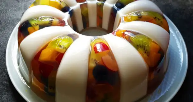 Свіжий і літній десерт: красивий фруктовий торт-желе