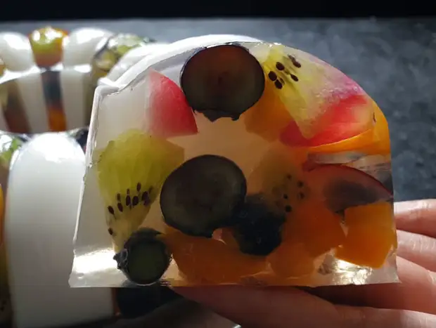 الحلوى الطازجة والصيف: كعكة فاكهة جميلة هلام