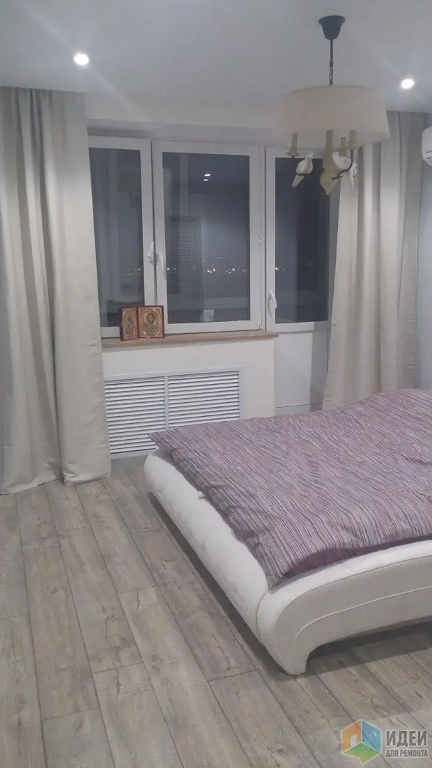 Die slaapkamer is in die groter kamer geleë. Hier het ons 'n kleedkamer gereël, dus net die bed en TV pas in die res van die kamer