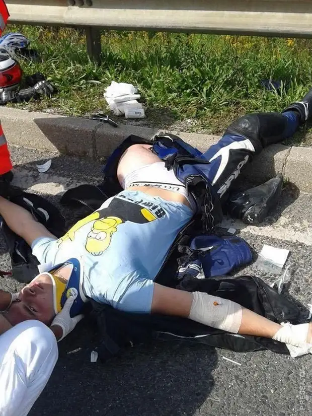 Produção de partida. O motociclista fez uma faca de seu osso femoral