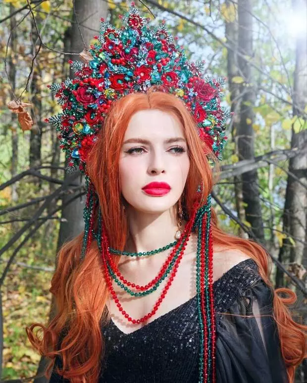 Maluho nga mga korona ug Kokoshnikov Anastasia Romanova. Eksklusibo nga Handmade