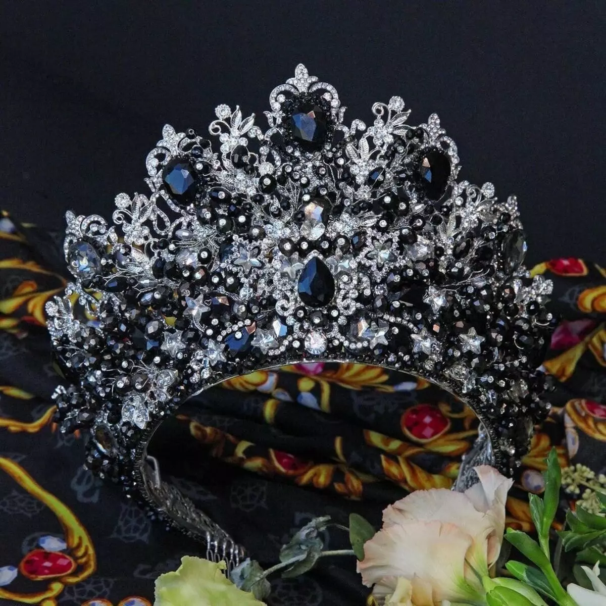 Luksus krone og Kokoshnikov Anastasia Romanova. Eksklusiv håndlaget