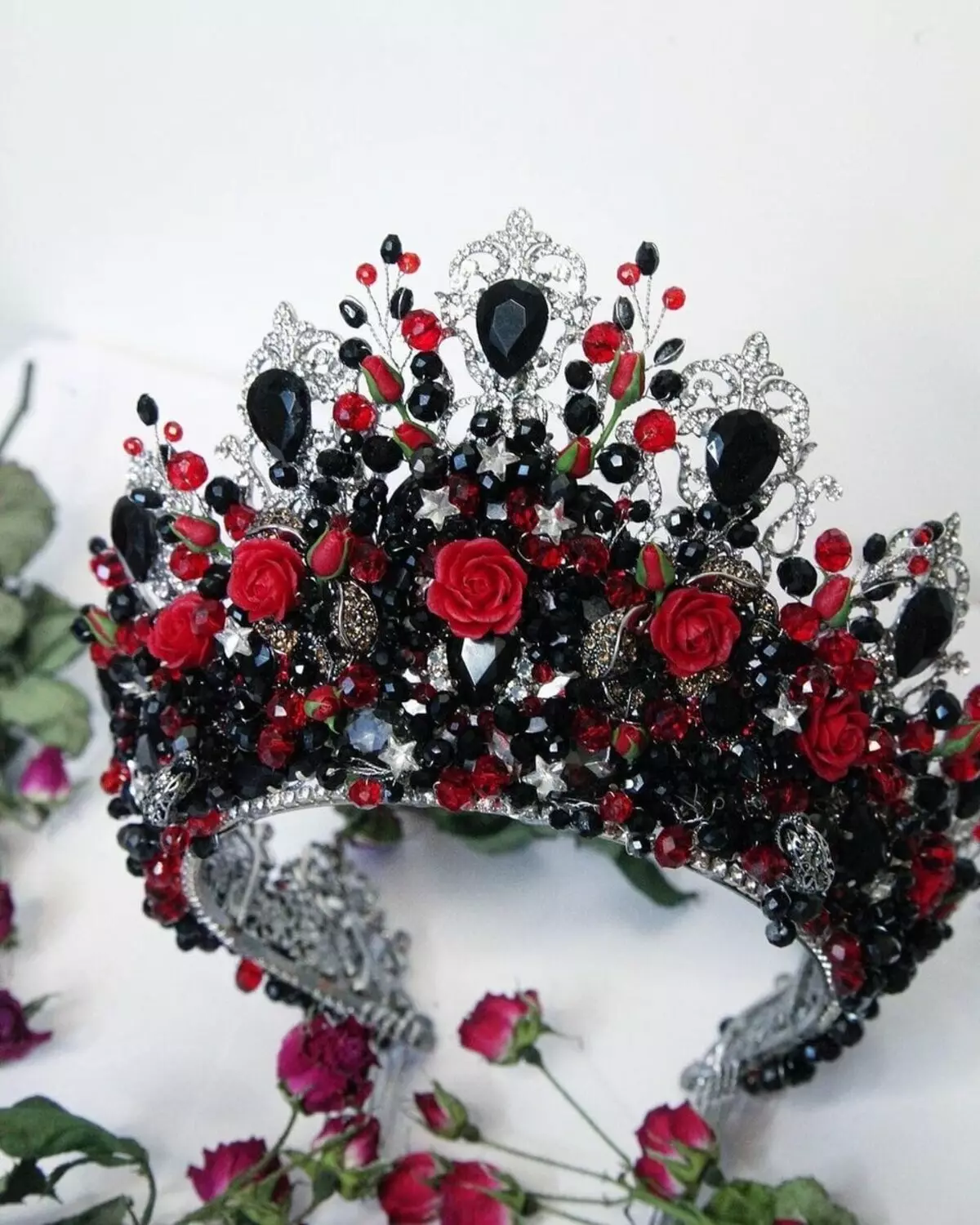 Coroas de luxo e Kokoshnikov Anastasia Romanova. Handmade exclusivo