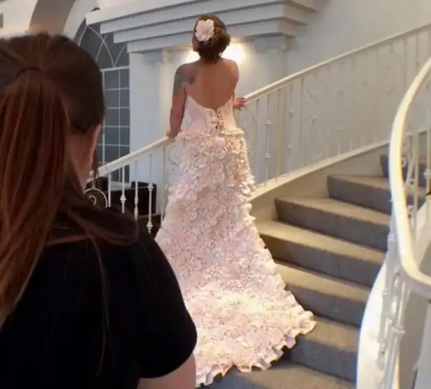 Fille de quelques mois a fait une robe de mariée en papier toilette à la coque