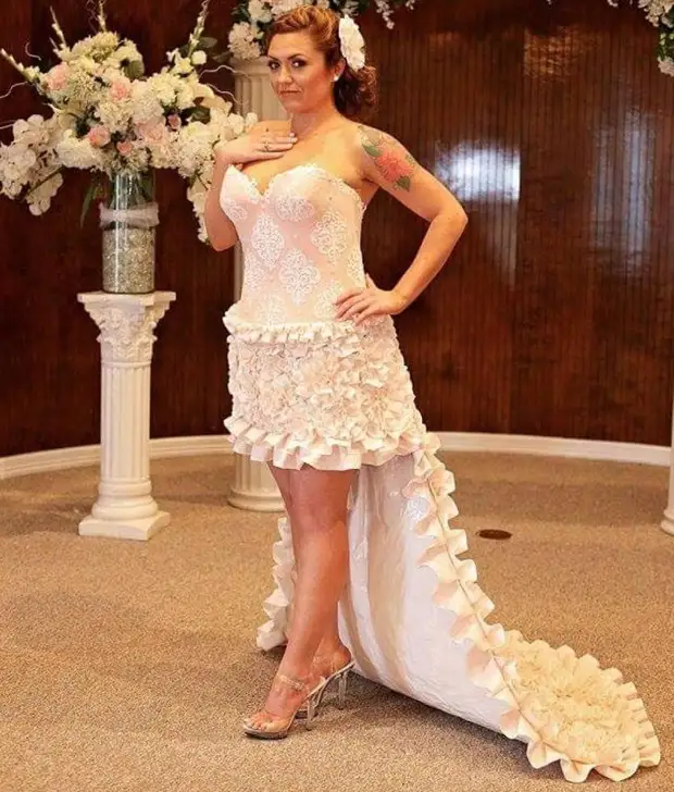 Fille de quelques mois a fait une robe de mariée en papier toilette à la coque