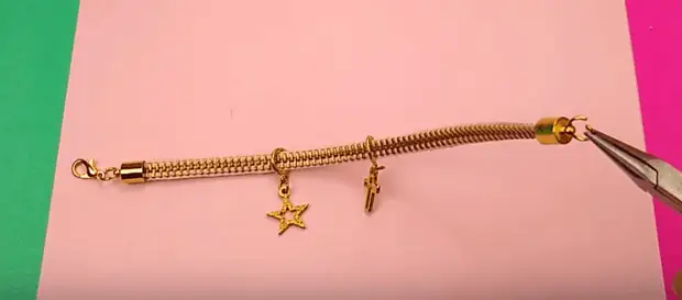 Bracelet élégant au prix des accessoires: classe de maître