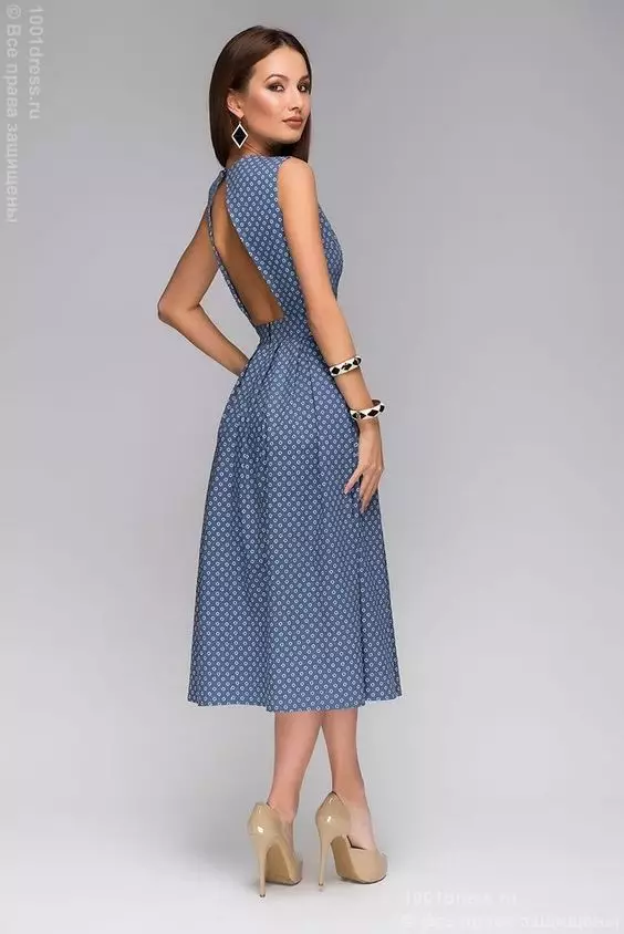 प्रिंट के साथ नीली midi लंबाई पोशाक