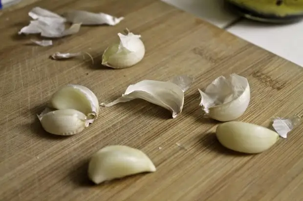 Microwave untuk bawang putih pembersihan cepat.