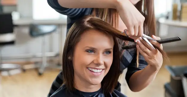 Il y a une longueur de cheveux qui est bonne pour presque tout le monde, peu importe l'âge, la forme de visage ou la texture de cheveux