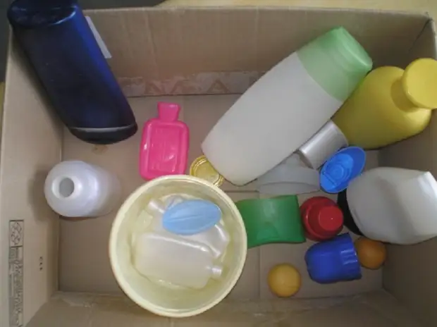 Iemand plastic container gooit gewoon naar buiten, en iemand maakt zulke nuttige dingen voor het huis