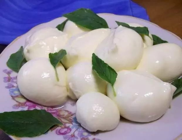 گھر mozzarella - اچھی دکان اور نصف گھنٹے کے لئے تیاری