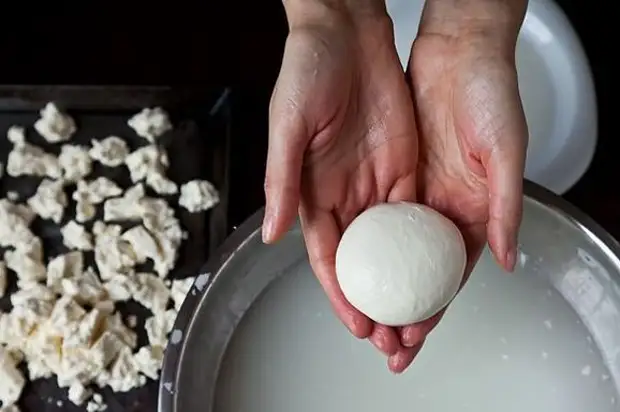 Homemade mozzararella - shopu yakanaka uye kugadzirira hafu yeawa