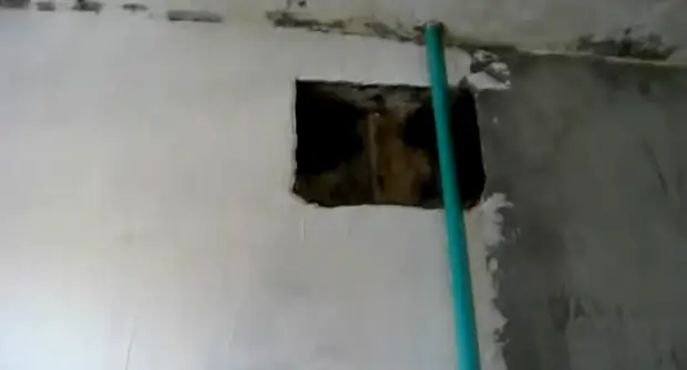 Per portare le pareti in ordine dovevano geté e metterli. | Foto: youtube.com.