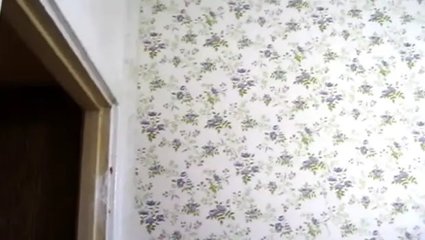 Bloemen behang geplakt op losse muren. | Foto: YouTube.com.