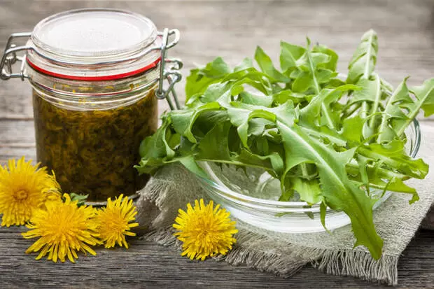 Dandelion jam: faʻafefea ona kuka ma o le a le aoga