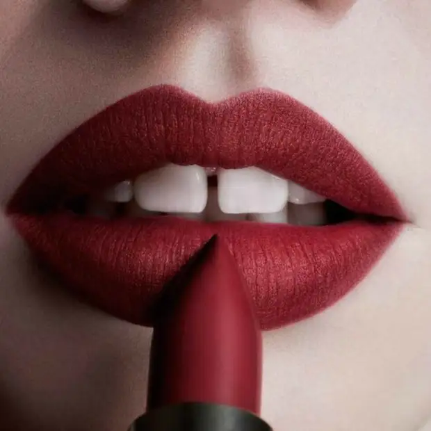 Turning ordinary lipstick in matte.