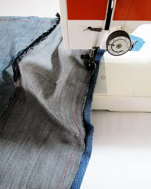 Жөнөкөй жана оригиналдуу килемдер, үйдү кооздой турган эски джинстардан жасалган